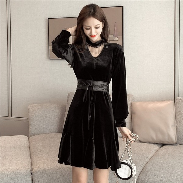 Sametist naiste kleit pikkade varrukatega ja nahast lipsudega vöö