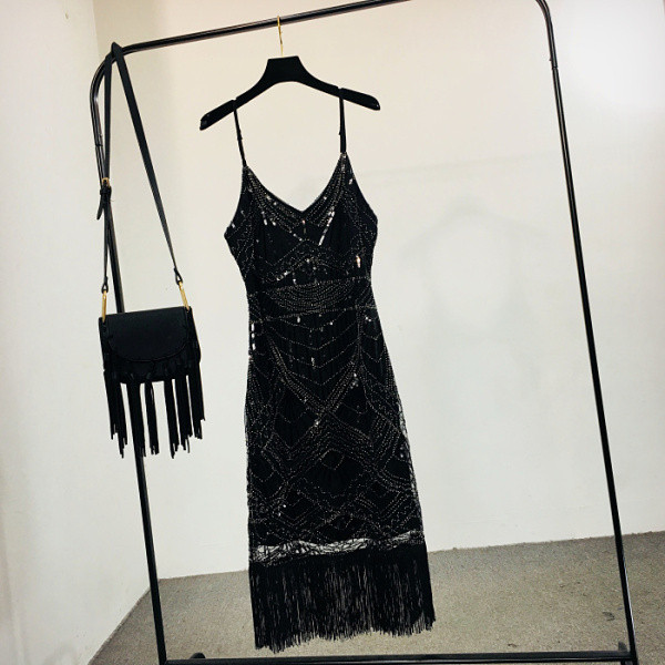 Elegáns női ruha vékony pántokkal, rojtokkal és spitz nyakkivágással