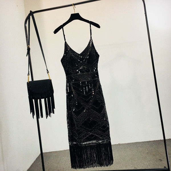 Elegáns női ruha vékony pántokkal, rojtokkal és spitz nyakkivágással