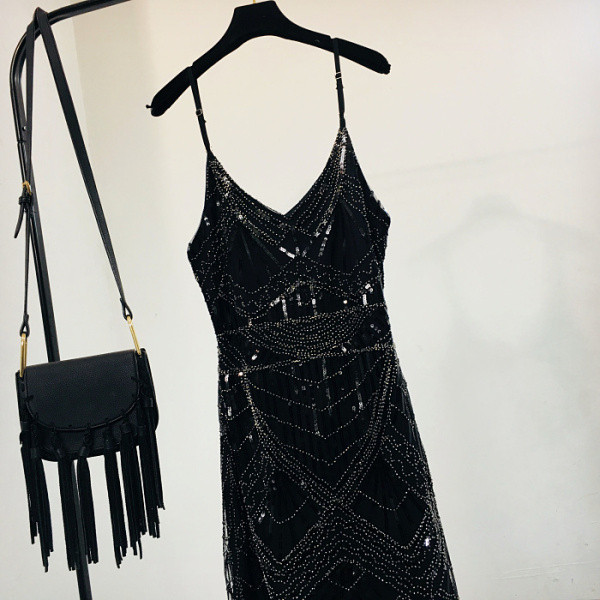 Elegáns női ruha vékony pántokkal, rojtokkal és spitz nyakkivágással