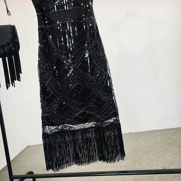 Elegáns női ruha vékony pántokkal, rojtokkal és spitz nyakkivágással