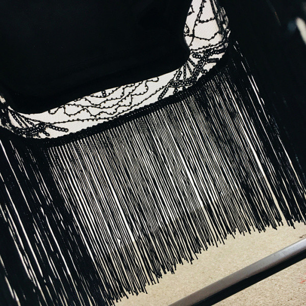 Elegáns női ruha vékony pántokkal, rojtokkal és spitz nyakkivágással