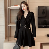 Naiste must kleit spitsikaelusega, vöö ja metallelementidega