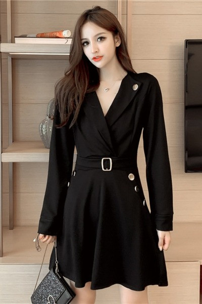 Naiste must kleit spitsikaelusega, vöö ja metallelementidega