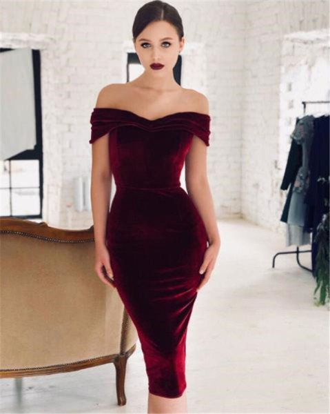 Stiilne paljaste õlgadega naiste sametkleit