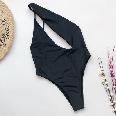 Moderan kupaći kostim s dubokim dekolteom i izrezanim leđima