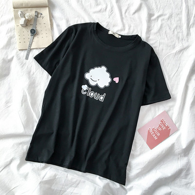 Široki model ženske majice s aplikacijom i O izrezom