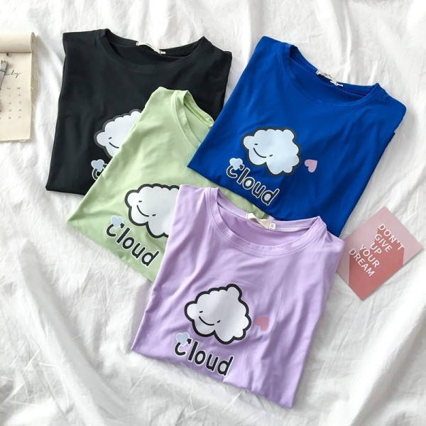 Široki model ženske majice s aplikacijom i O izrezom