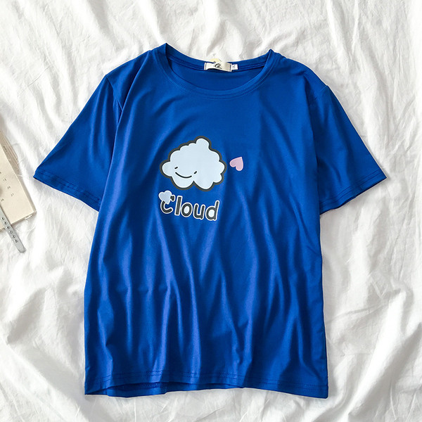 Široki model ženske majice s aplikacijom i O izrezom