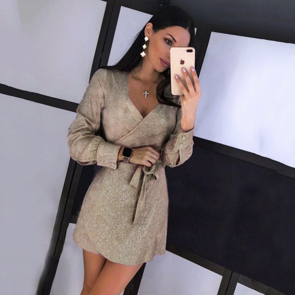 Moodne naiste lühike kleit pikkade varrukate ja sügava kaelusega