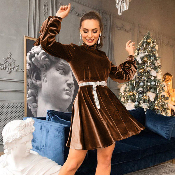 Moodne naiste lühike sametkleit pikkade varrukate ja kõrge kraega