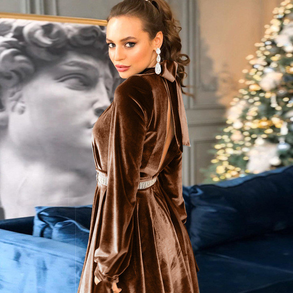 Moodne naiste lühike sametkleit pikkade varrukate ja kõrge kraega