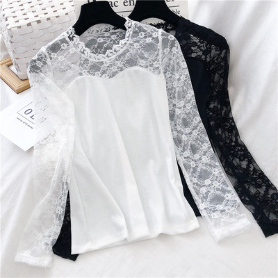 Модерна дамска блуза в бял и черен цвят с овално деколте