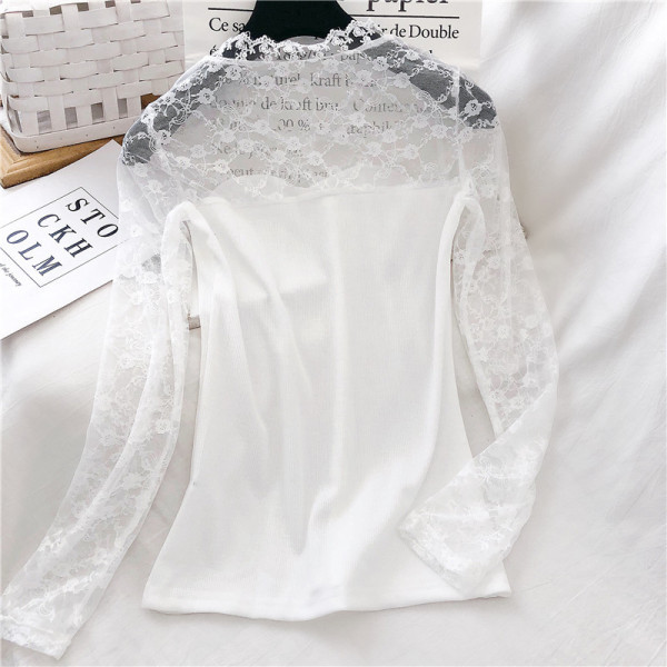 Moderna ženska bluza u bijeloj i crnoj boji sa ovalnim dekolteom