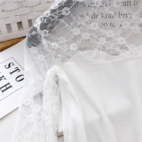 Moderna ženska bluza u bijeloj i crnoj boji sa ovalnim dekolteom