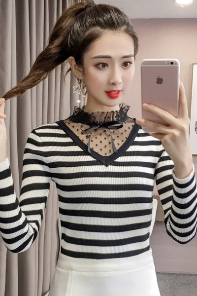 Csíkos női blúz kordbársony jerseyből és félmagas tüll gallérral