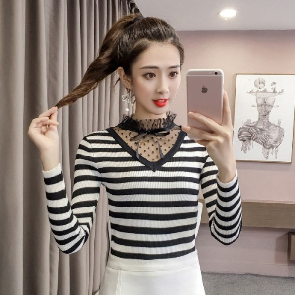 Csíkos női blúz kordbársony jerseyből és félmagas tüll gallérral