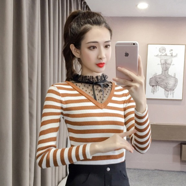 Csíkos női blúz kordbársony jerseyből és félmagas tüll gallérral