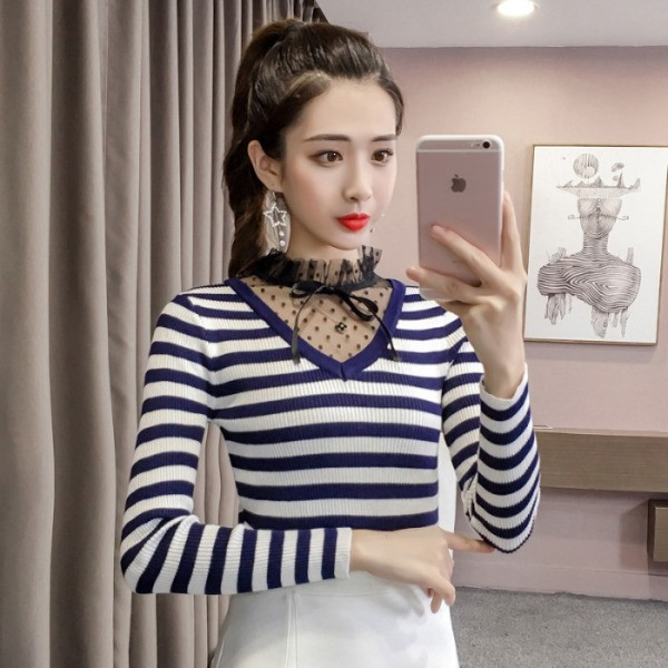 Csíkos női blúz kordbársony jerseyből és félmagas tüll gallérral