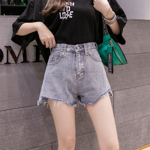 Rebenenud motiivide ja taskutega naiste lühikeste pükste uus mudel