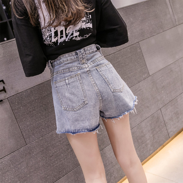 Rebenenud motiivide ja taskutega naiste lühikeste pükste uus mudel