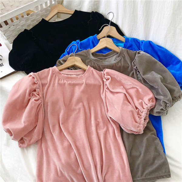 Μοντέρνα γυναικεία μπλούζα σε τέσσερα χρώματα με κοντό μανίκι και στρογγυλό ντεκολτέ