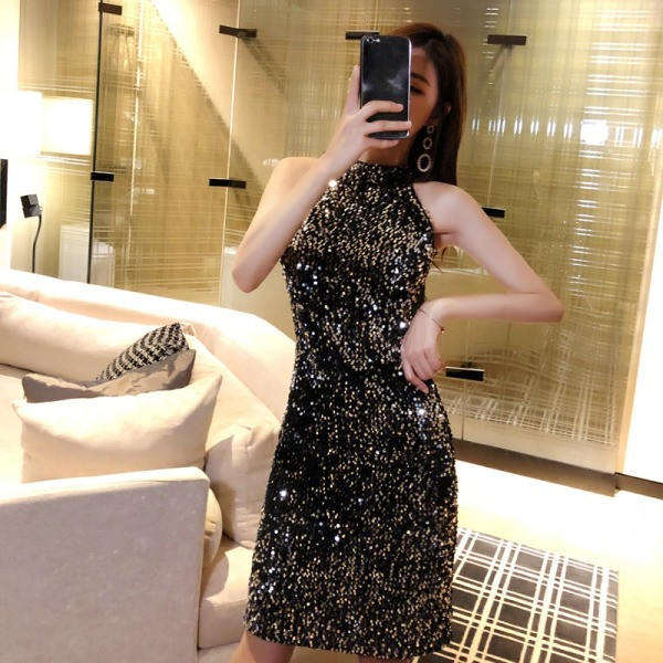 Aktuális női ruha flitterekkel és ovális nyakkivágással