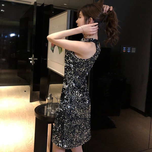 Aktuális női ruha flitterekkel és ovális nyakkivágással