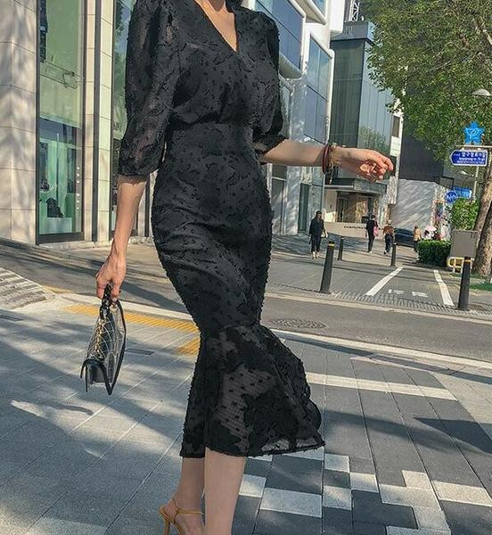 Novi model crne ženske haljine od čipke sa 3/4 rukavima i V izrezom