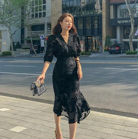 Novi model crne ženske haljine od čipke sa 3/4 rukavima i V izrezom