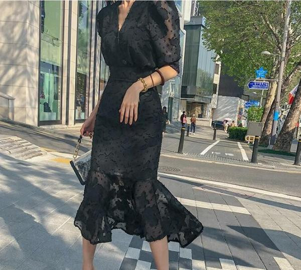 Novi model crne ženske haljine od čipke sa 3/4 rukavima i V izrezom