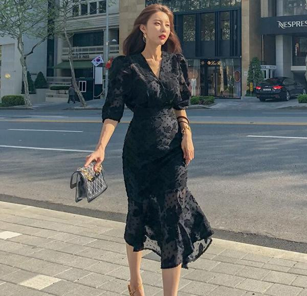 Novi model crne ženske haljine od čipke sa 3/4 rukavima i V izrezom