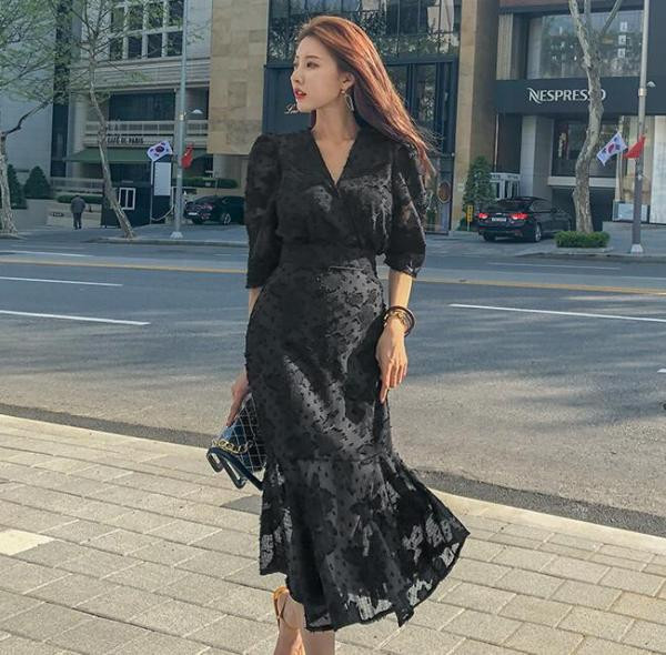 Novi model crne ženske haljine od čipke sa 3/4 rukavima i V izrezom