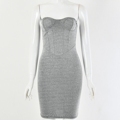 Κομψό γυναικείο κοντό φόρεμα με βαθύ λαιμόκοψη χωρίς μανίκια