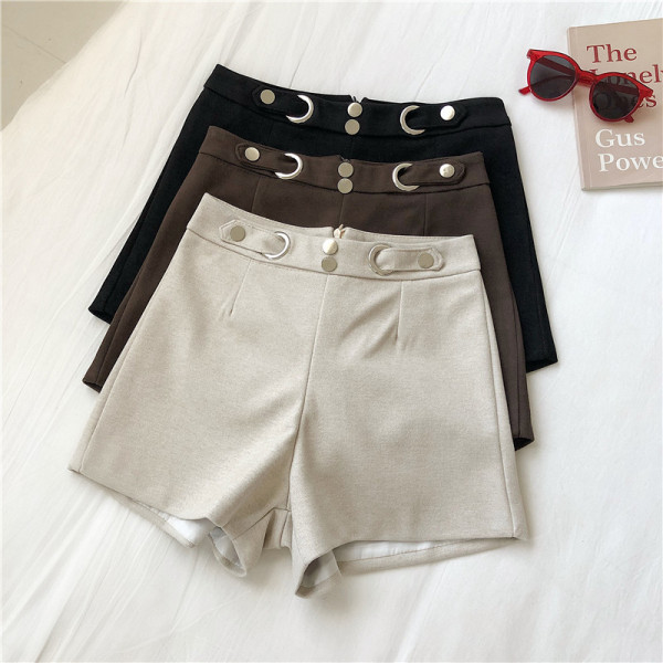 Praegused naiste lühikesed püksid kolmes värvitoonis nööpidega