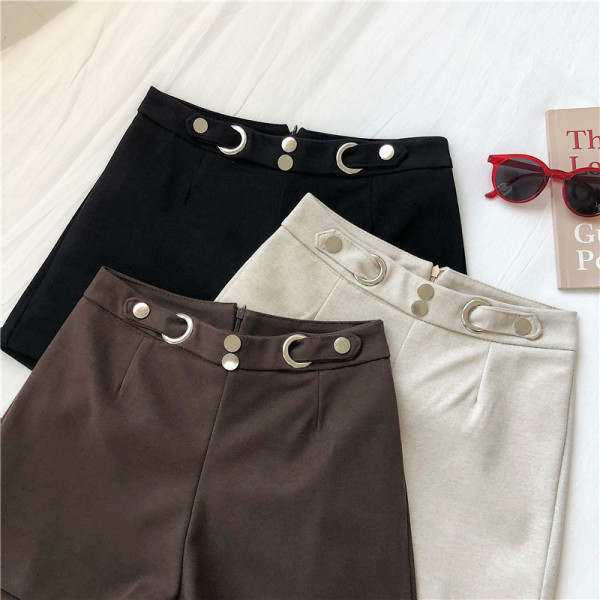 Praegused naiste lühikesed püksid kolmes värvitoonis nööpidega