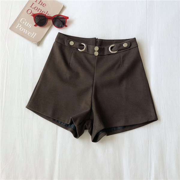 Praegused naiste lühikesed püksid kolmes värvitoonis nööpidega