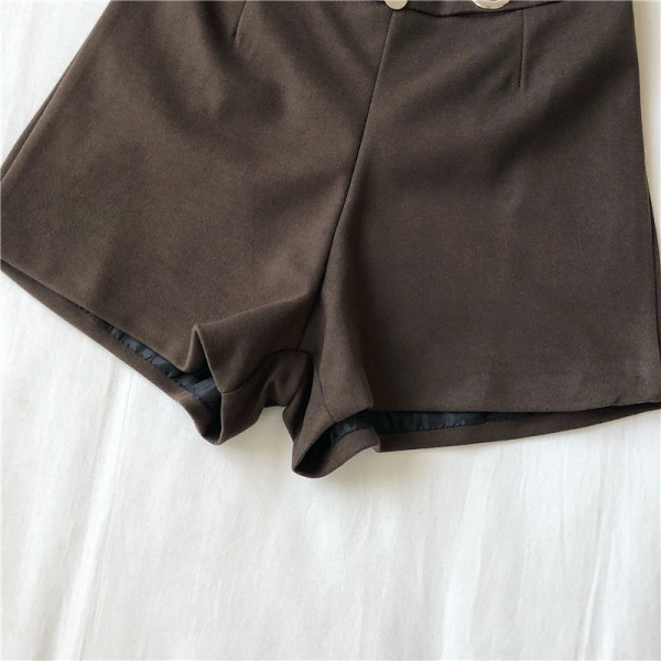 Praegused naiste lühikesed püksid kolmes värvitoonis nööpidega