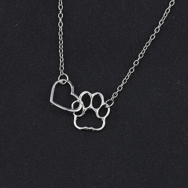 Moteriškas karoliai su pakabučiais – letenėlė su širdele