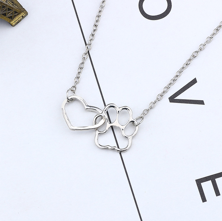 Moteriškas karoliai su pakabučiais – letenėlė su širdele