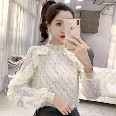 Μοντέρνα μπλούζα με χαμηλό γιακά, πούλιες και δαντέλα