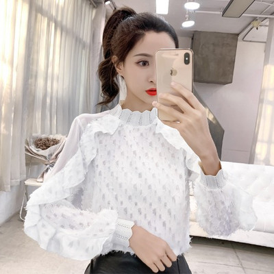 Μοντέρνα μπλούζα με χαμηλό γιακά, πούλιες και δαντέλα