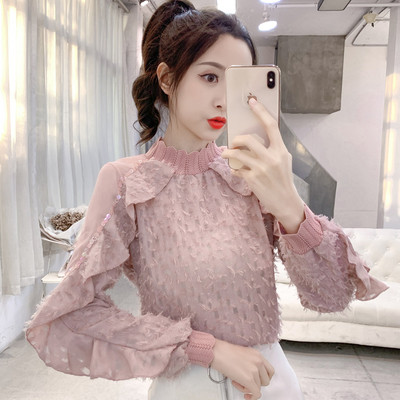 Μοντέρνα μπλούζα με χαμηλό γιακά, πούλιες και δαντέλα