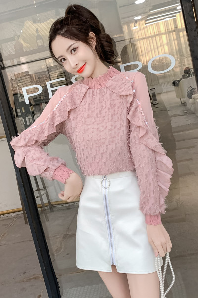 Μοντέρνα μπλούζα με χαμηλό γιακά, πούλιες και δαντέλα