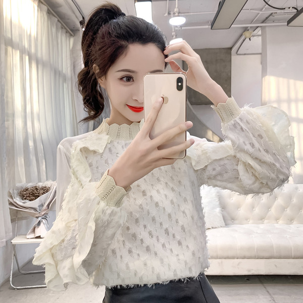 Μοντέρνα μπλούζα με χαμηλό γιακά, πούλιες και δαντέλα