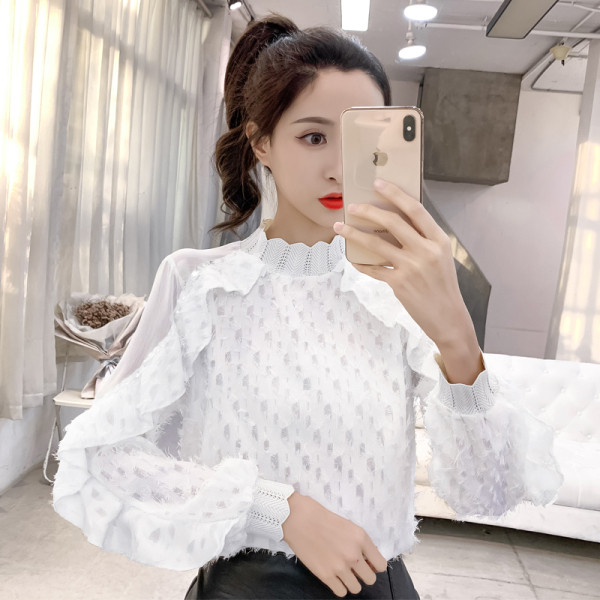 Μοντέρνα μπλούζα με χαμηλό γιακά, πούλιες και δαντέλα