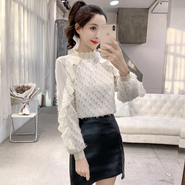 Μοντέρνα μπλούζα με χαμηλό γιακά, πούλιες και δαντέλα