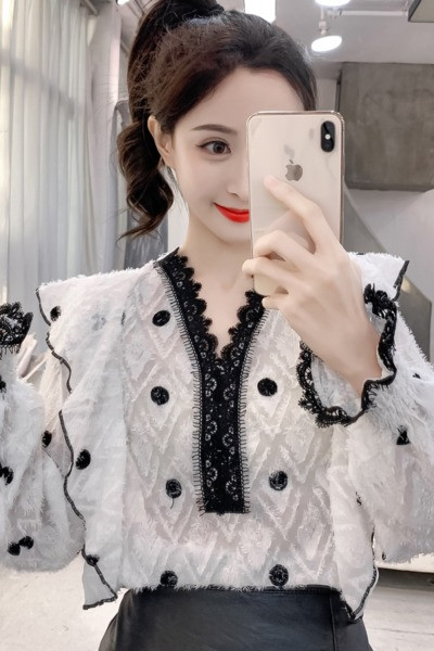 Ženska čipkasta košulja sa špic izrezom na točkice