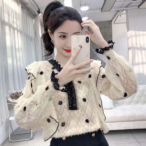 Ženska čipkasta košulja sa špic izrezom na točkice