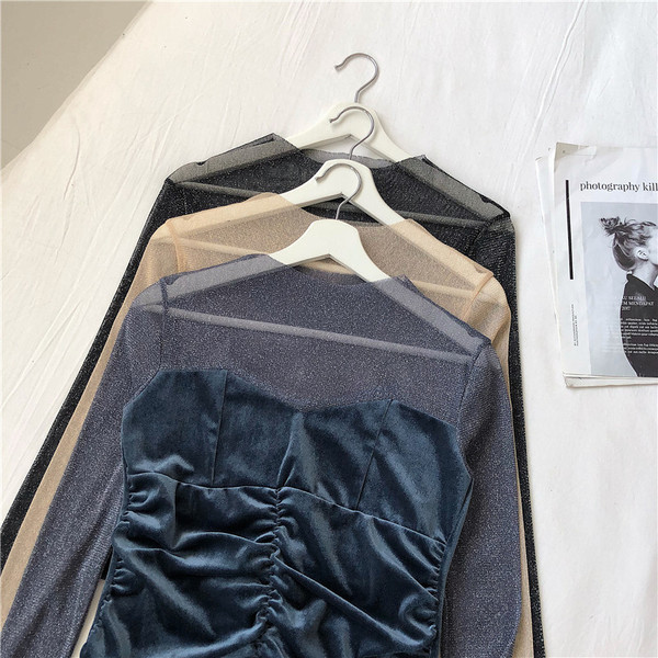 Stílusos női blúz kék bézs és fekete színben, ovális nyakkivágással